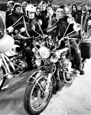  The Wild Angels!  Nuoruusrakkauden turbulenssia ja moottoripyöräjengin synkkää romantiikkaa 1950-luvun lopun Amerikassa