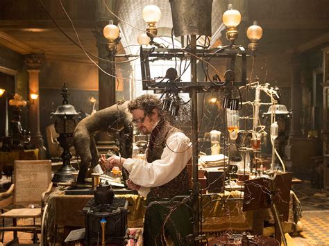 Victor Frankenstein: Elävä kuolema ja rohkeas tietohimo!